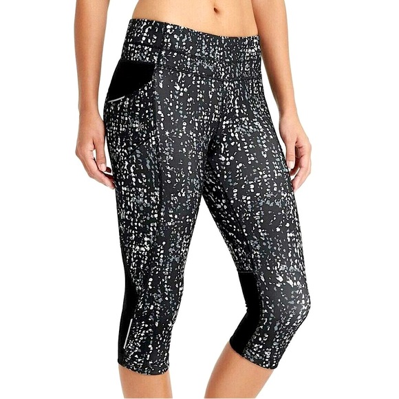 Athleta Pants - 🩷ATHLETA MESH CAPRI PEBBLE BE FREE KICKER BLACK WHITE LEGGINGS SIZE MEDIUM